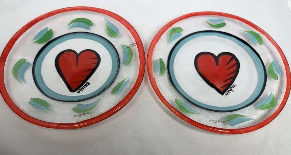 Set of 2 Kosta Boda Hearts 7.5" Glass Plates Signed UHV Ulrica Hydman-Vallien